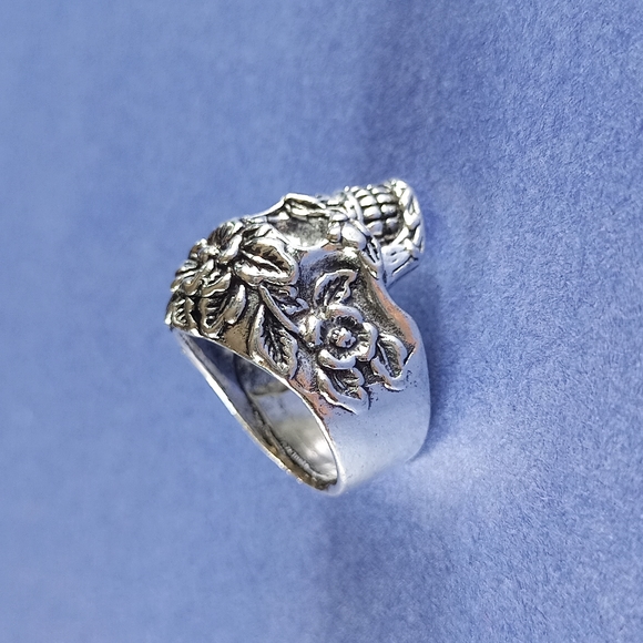 Beautiful Floral Skull Gothic Ring - Picture 3 of 5